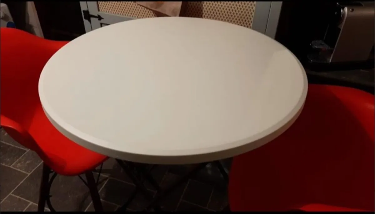 2x Red High Tub Chairs & White Keter Table - Image 2