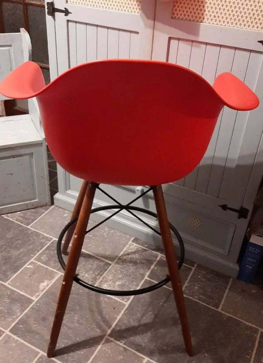 2x Red High Tub Chairs & White Keter Table - Image 3