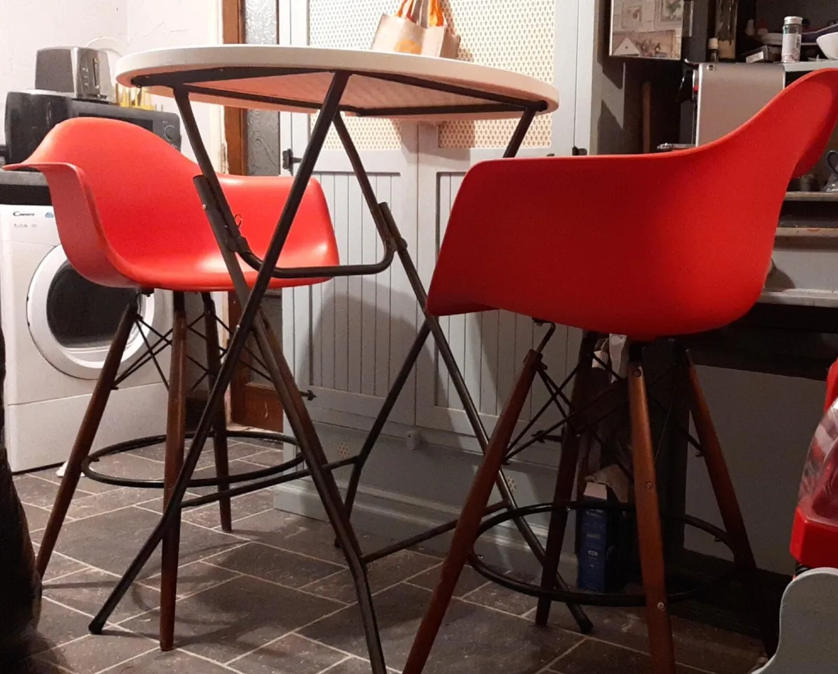2x Red High Tub Chairs & White Keter Table - Image 4