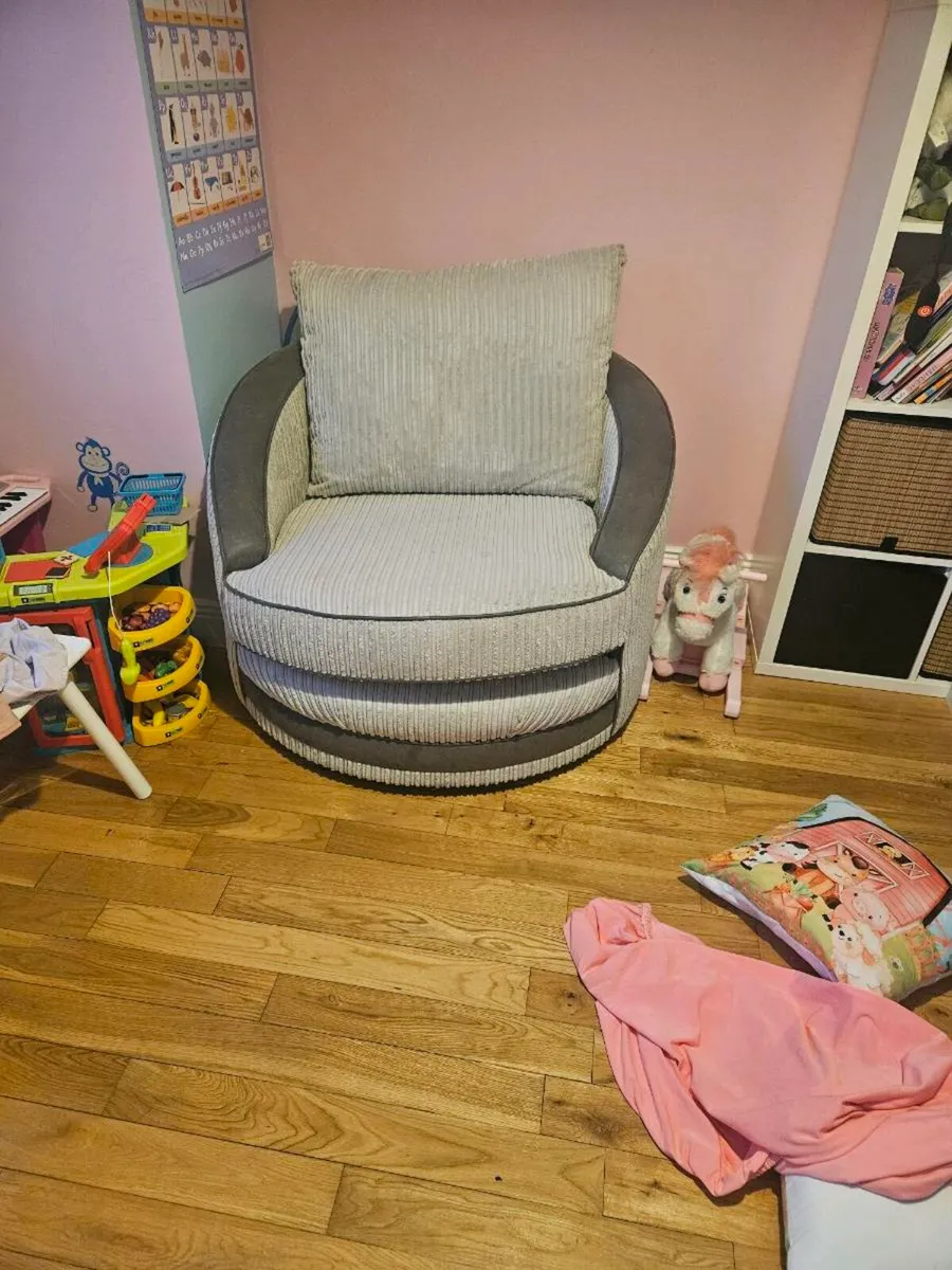 Swivel love Chair - Image 2
