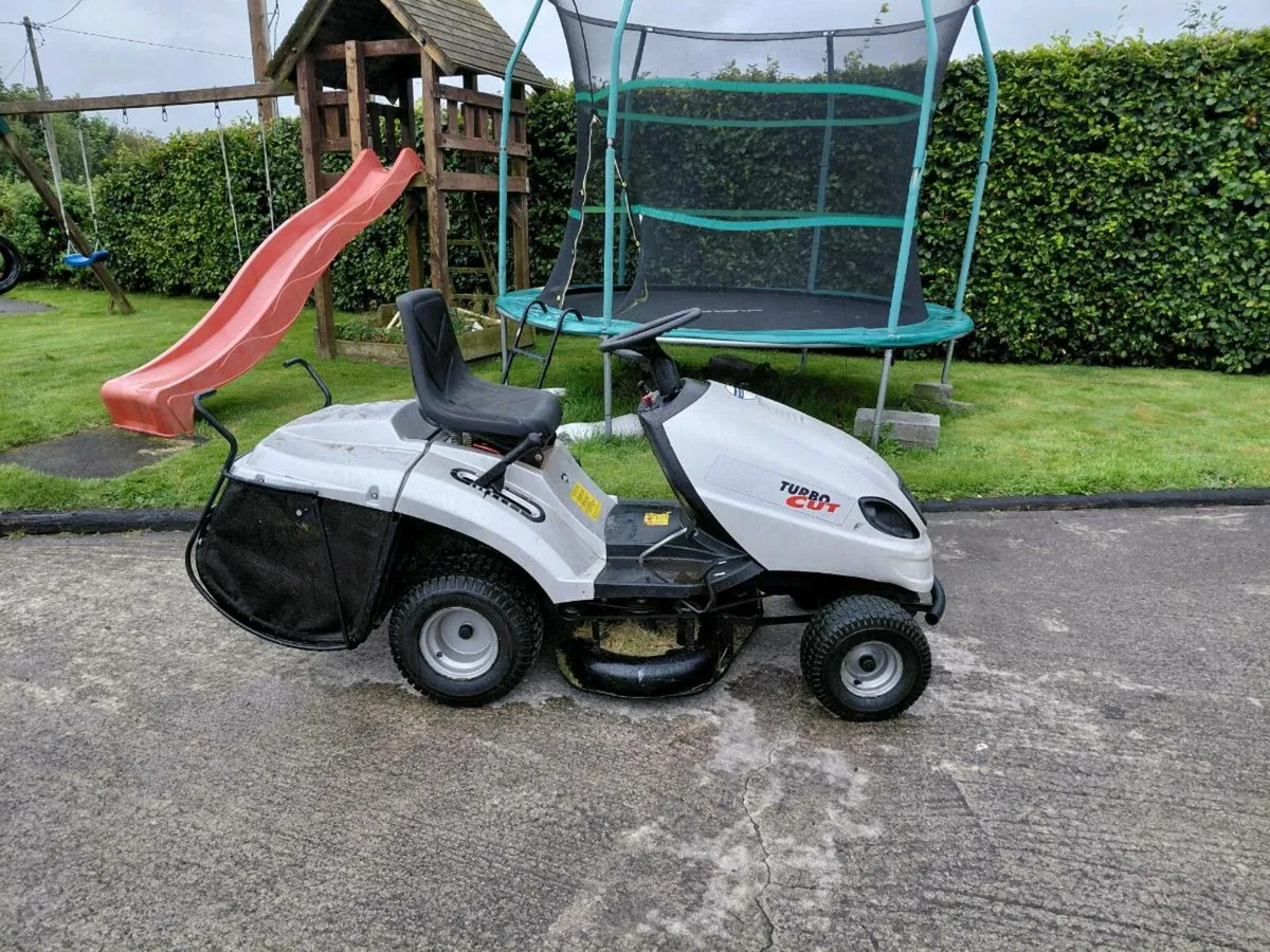 Ride on lawnmower - Image 1