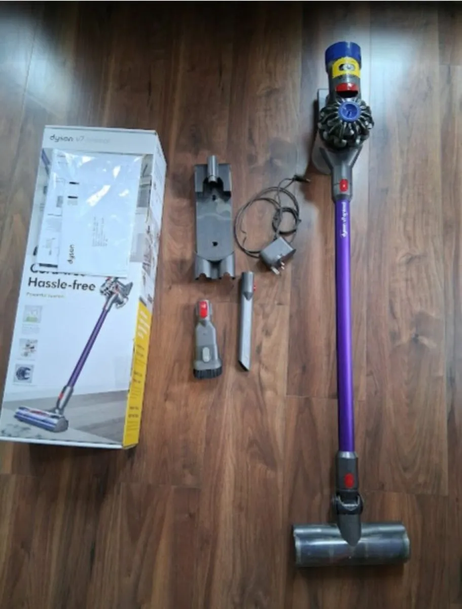 Dyson V7 cordless vacuum NEEDS NEW BATTERY.