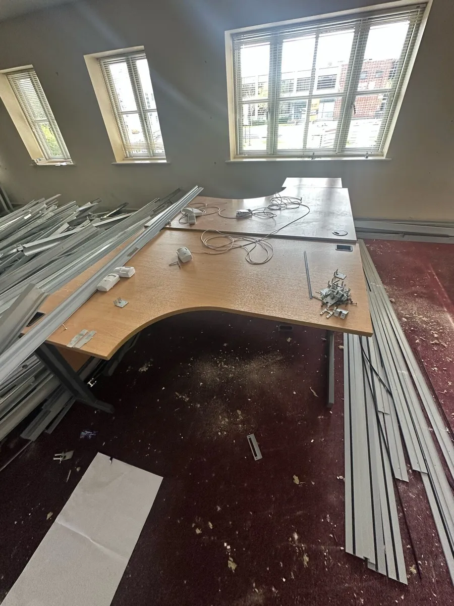 Office furniture - Image 1