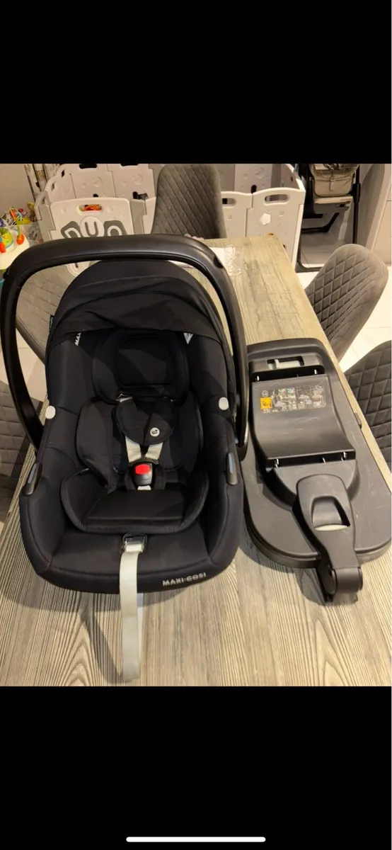 Maxi-Cosi CabrioFix i-Size R129 Car Seat and Base - Image 1