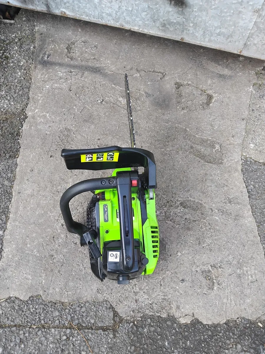 Hand chainsaw only used 3 times priced - Image 2
