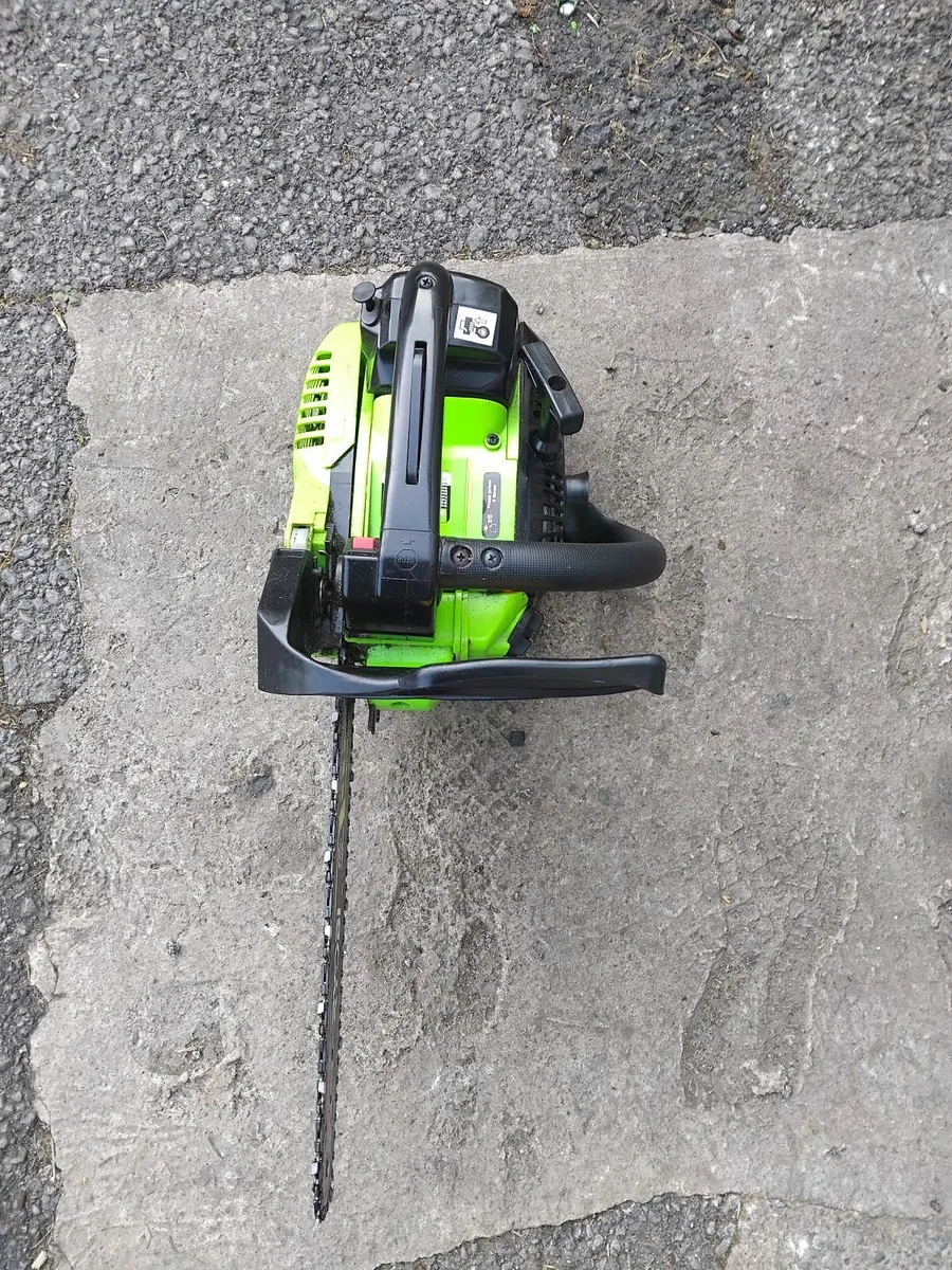 Hand chainsaw only used 3 times priced - Image 3