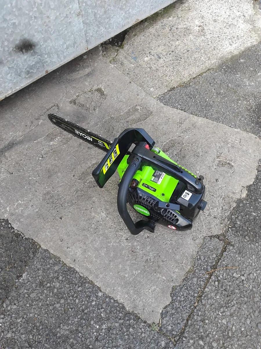 Hand chainsaw only used 3 times priced - Image 1