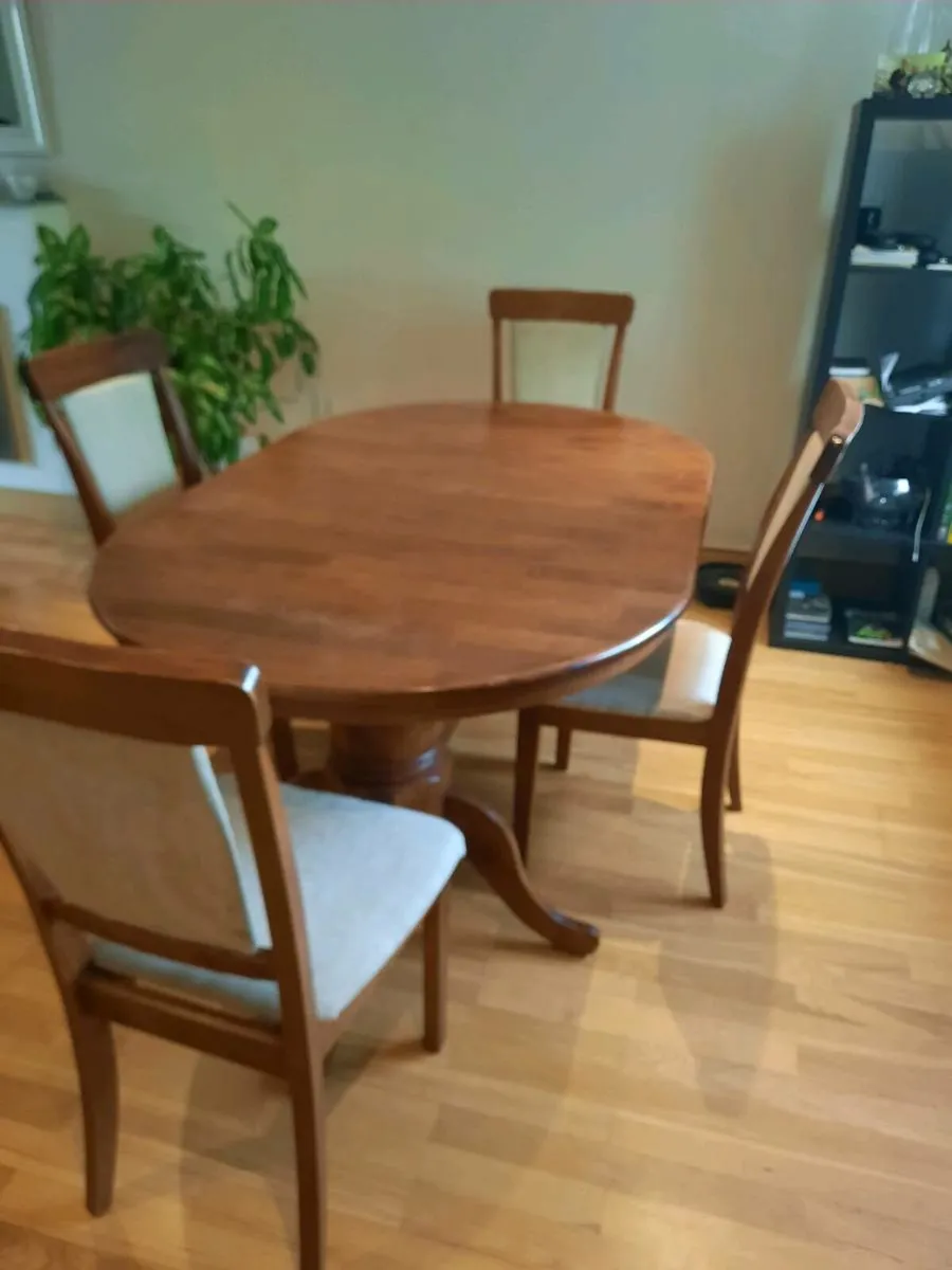 Table and 4 chairs - Image 1