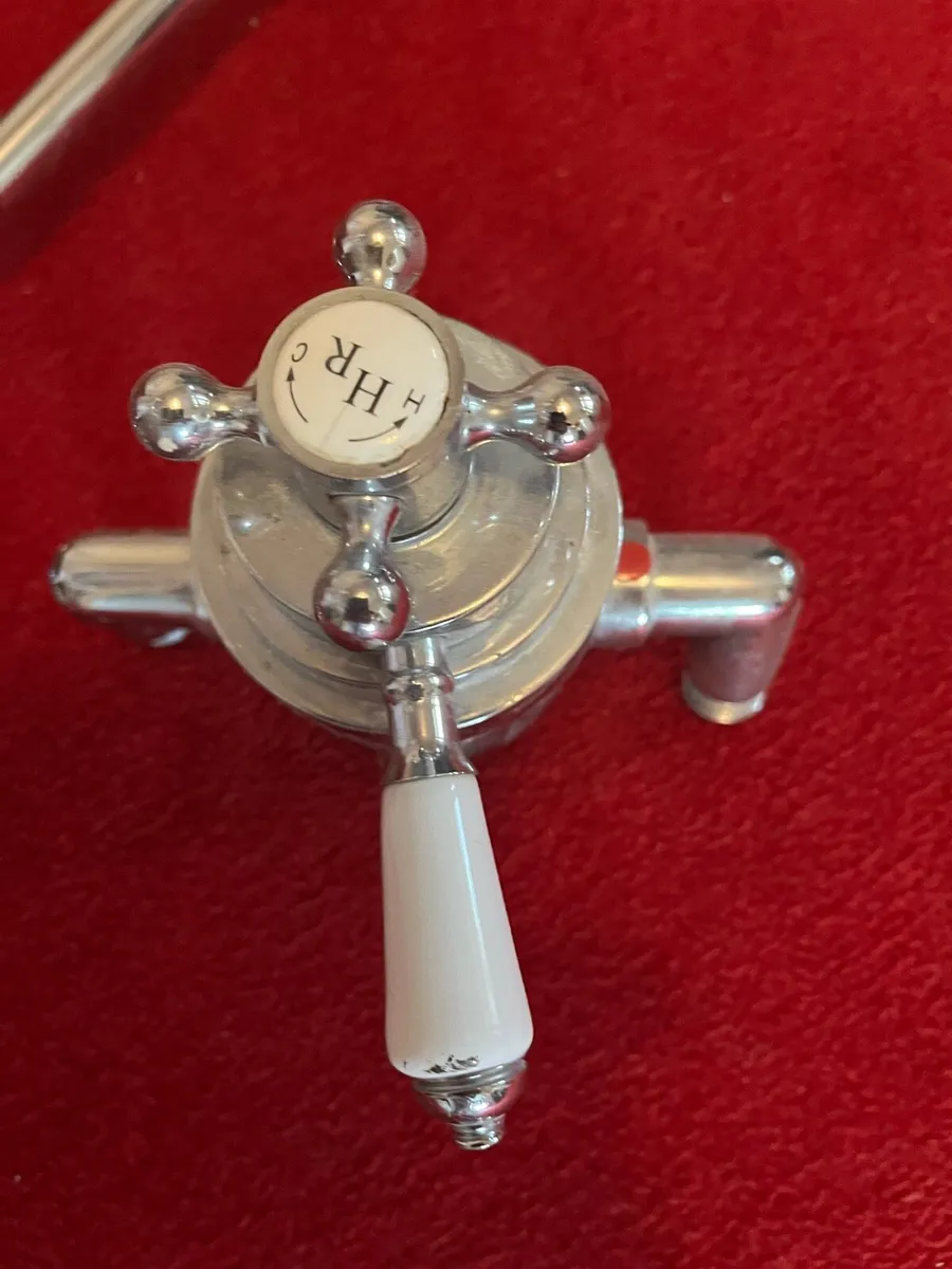 Shower and bath accessories - Image 1