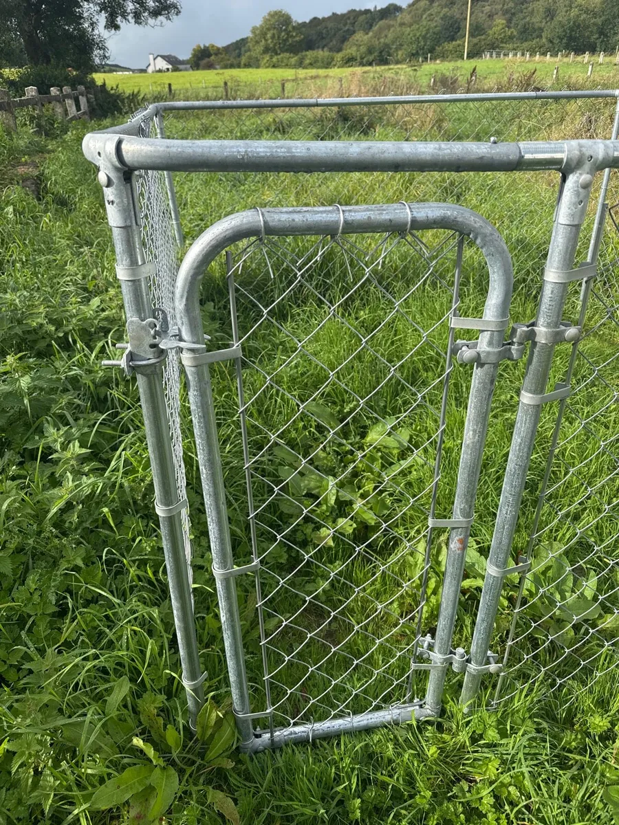 Small dog Run €250 Ono - Image 2