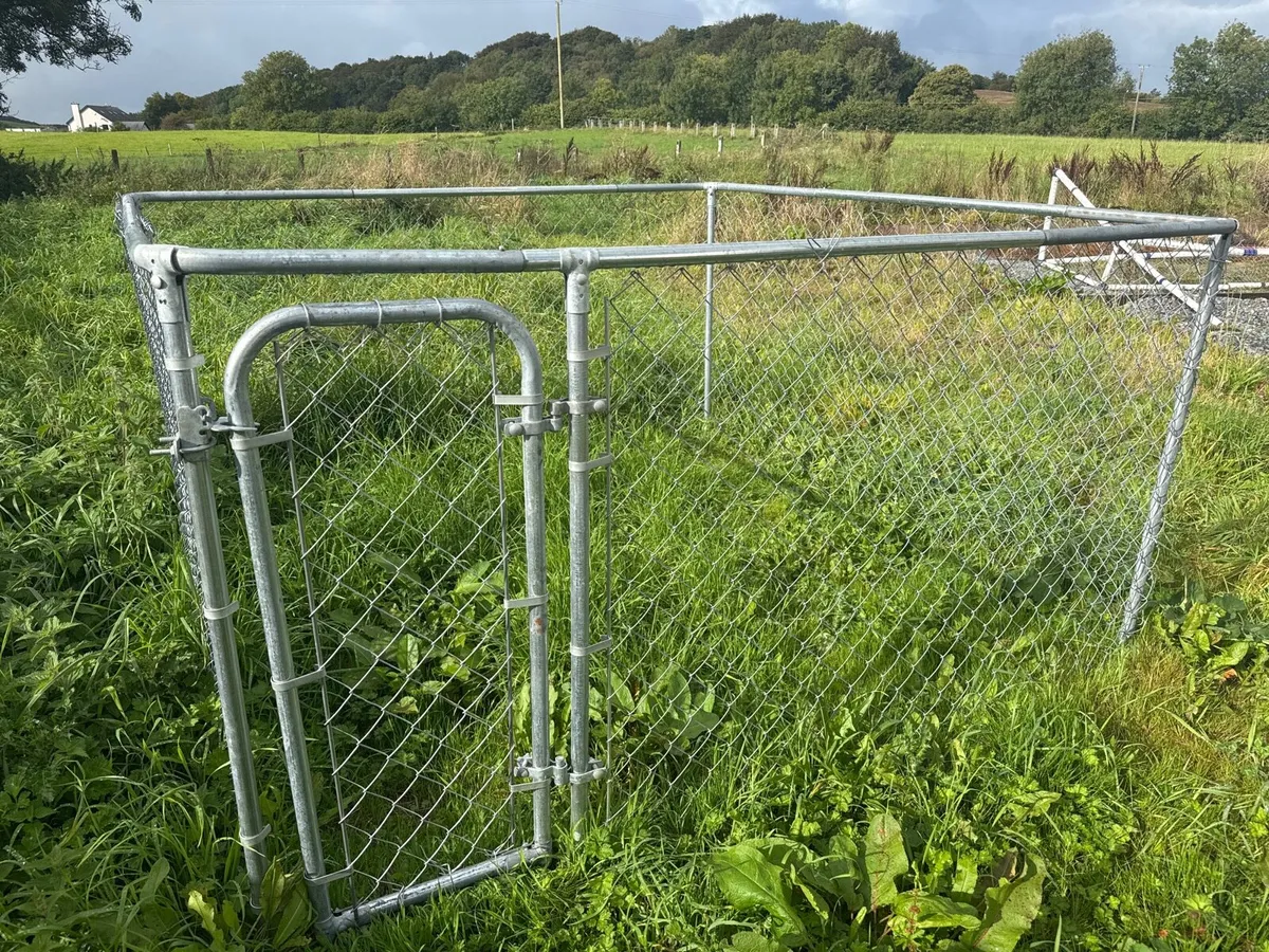 Small dog Run €250 Ono - Image 3