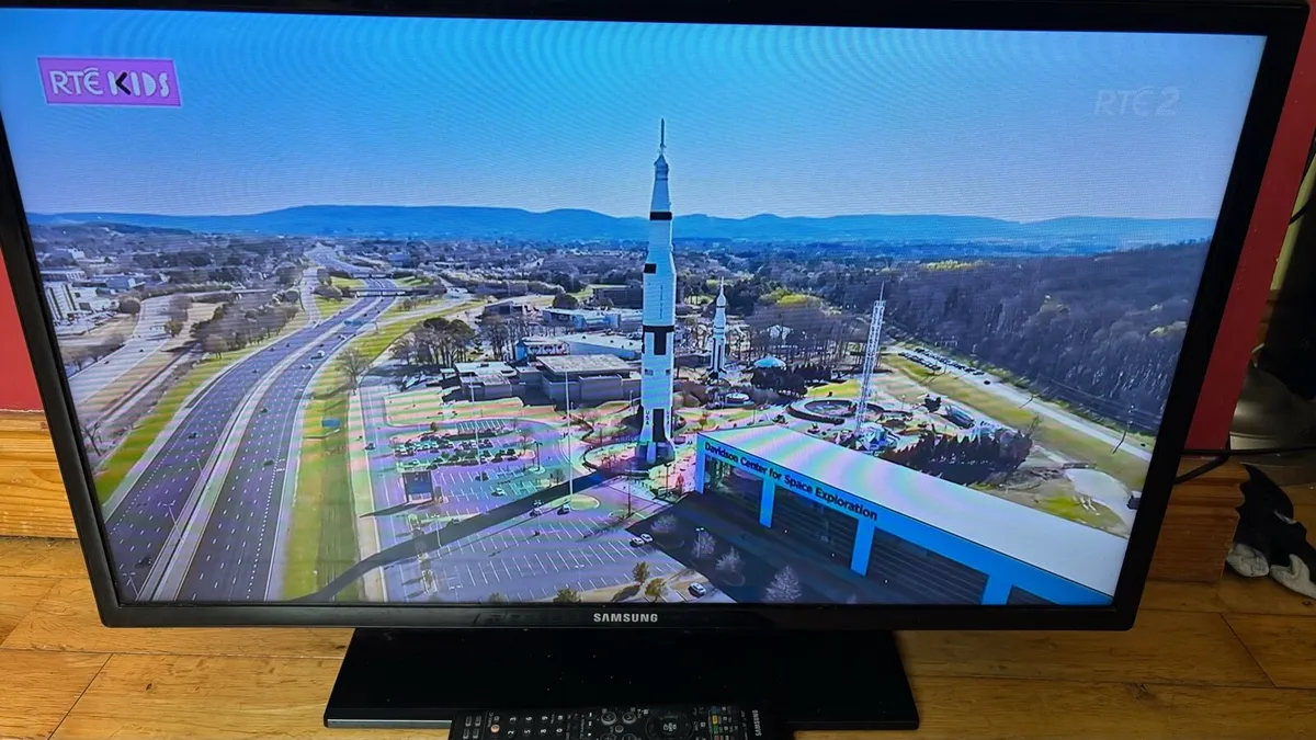 32” Samsung TV with Google chromecast - Image 3