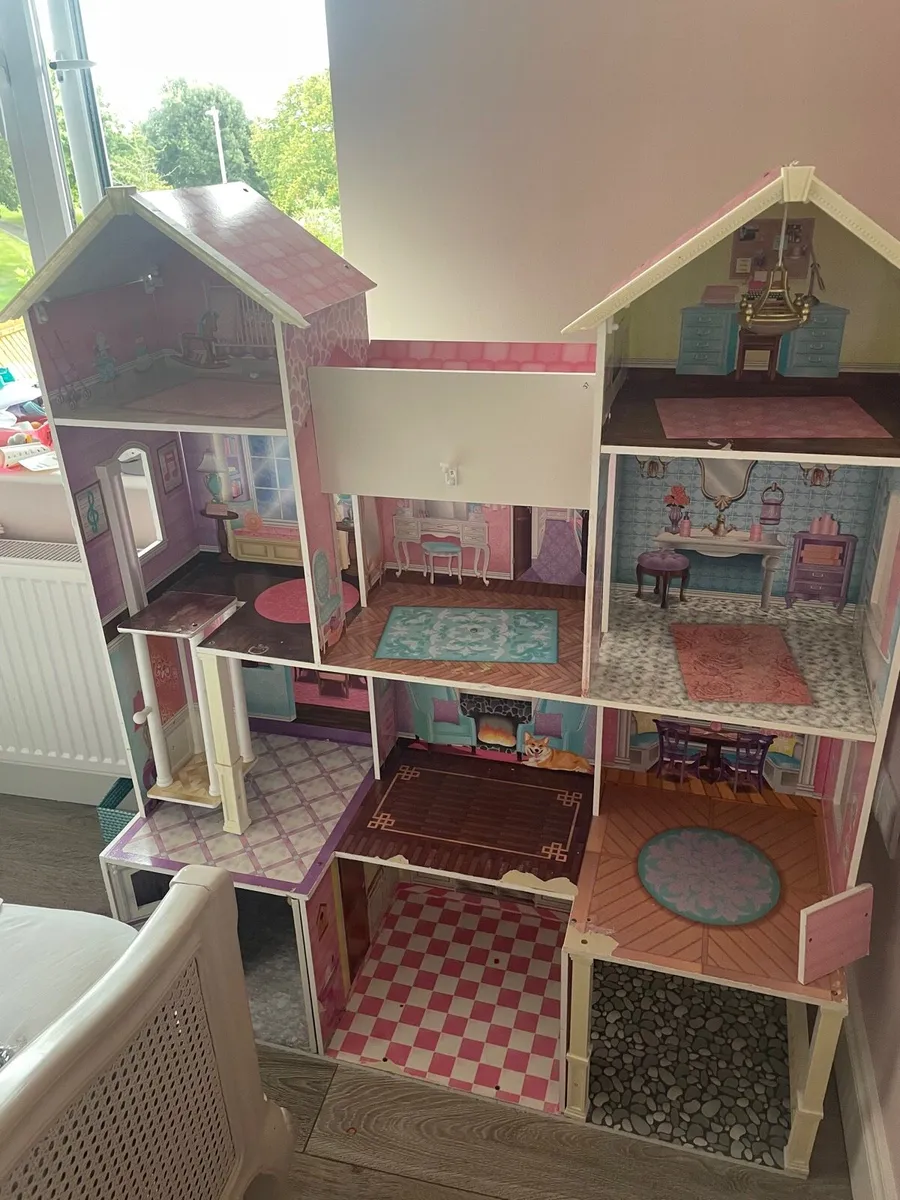 Large Dolls House - Image 1