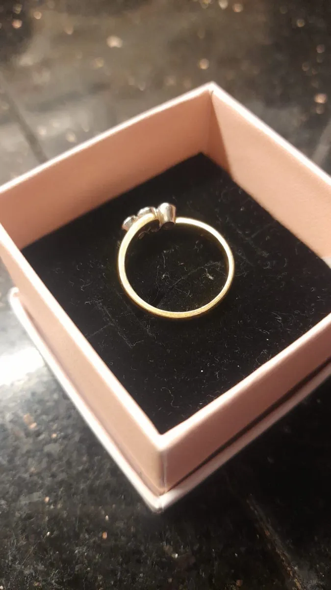 18 carat engagement ring - Image 1