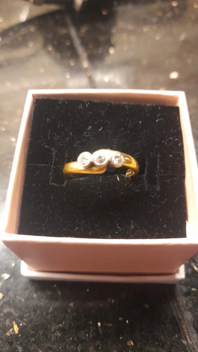 18 carat engagement ring - Image 2