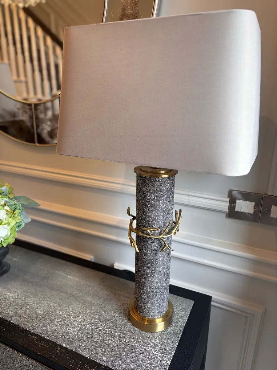 Mindy Browne Console table, mirror, lamps x 2 - Image 4