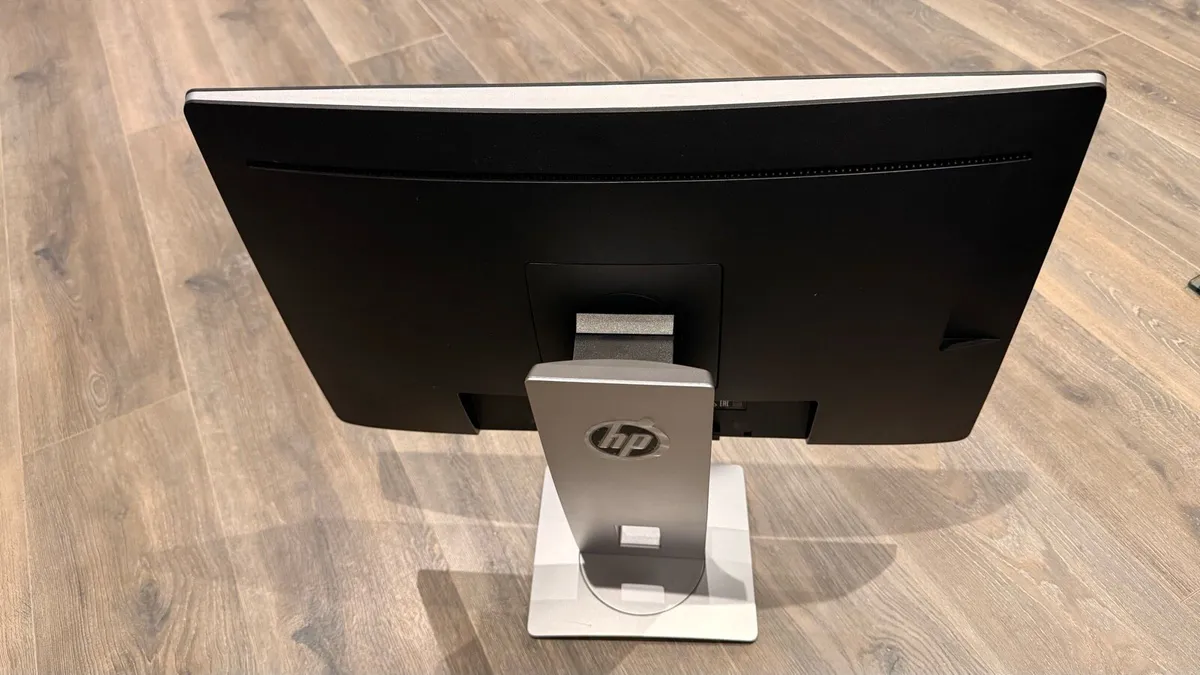 HP 23" Samsung 27" Monitors | Docking Stations - Image 2