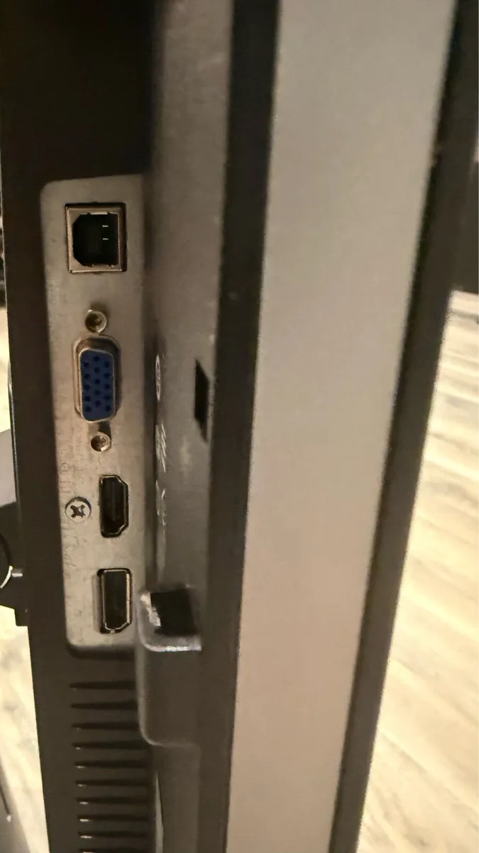 HP 23" Samsung 27" Monitors | Docking Stations - Image 3