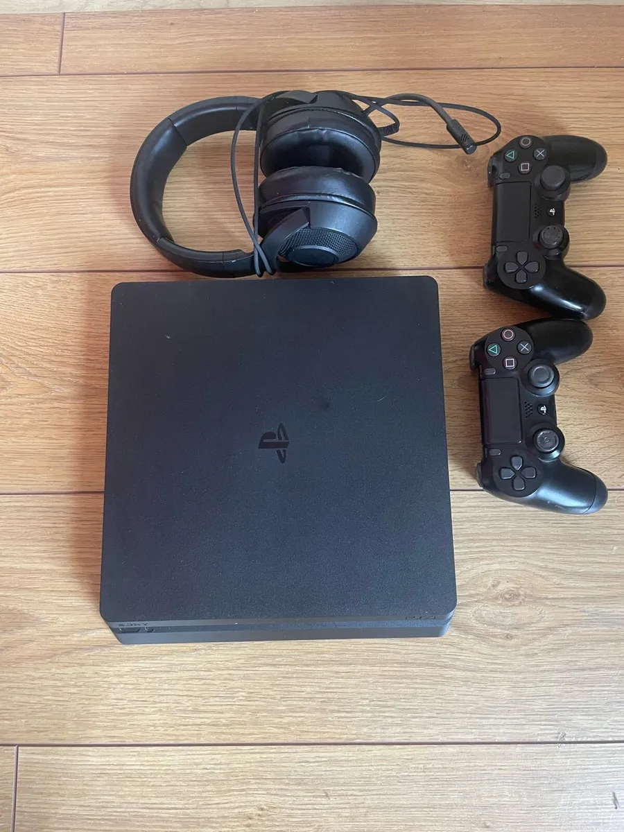 PS4 + 12 games - Image 1