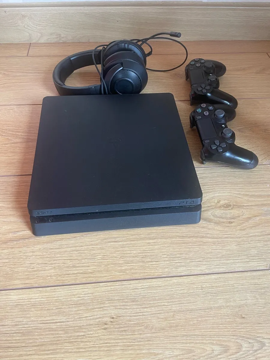 PS4 + 12 games - Image 2