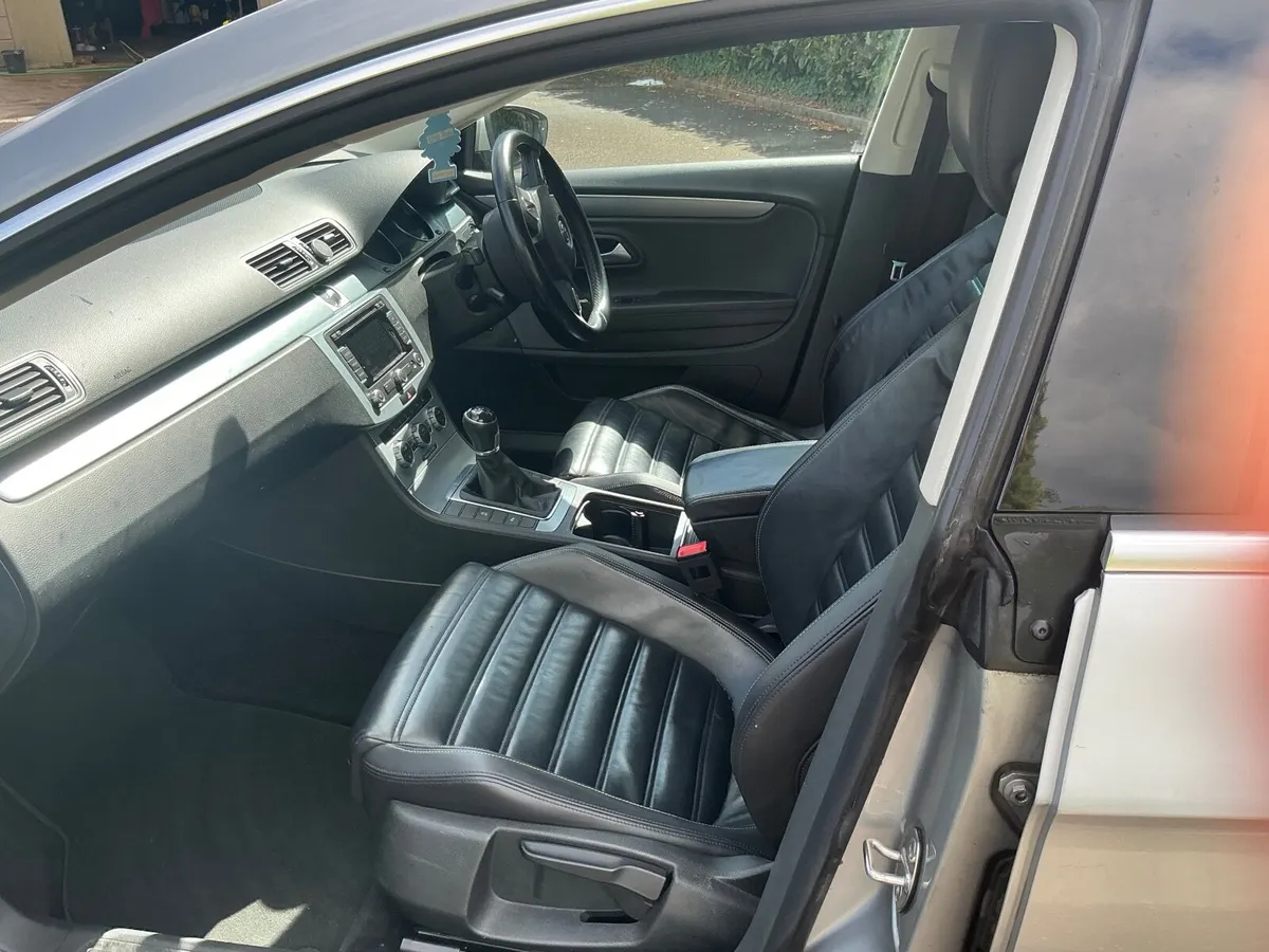 Volkswagen Passat 2015 - Image 2