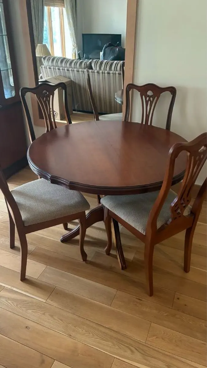 Dining Room/Kitchen Round Extendable Table