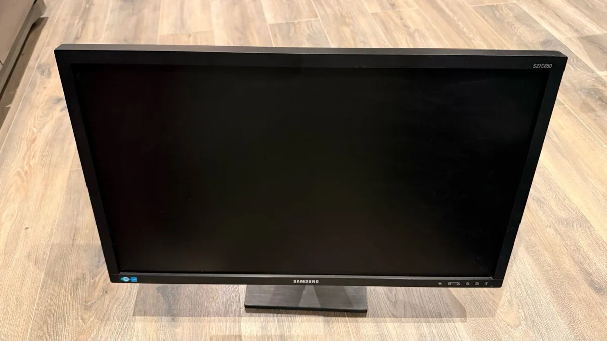 HP 23" Samsung 27" Monitors | Docking Stations - Image 4