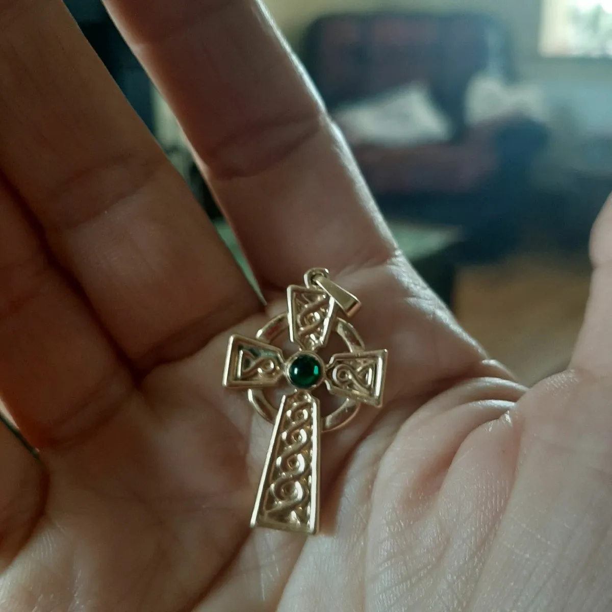 Celtic cross pendant with green glass stone - Image 3