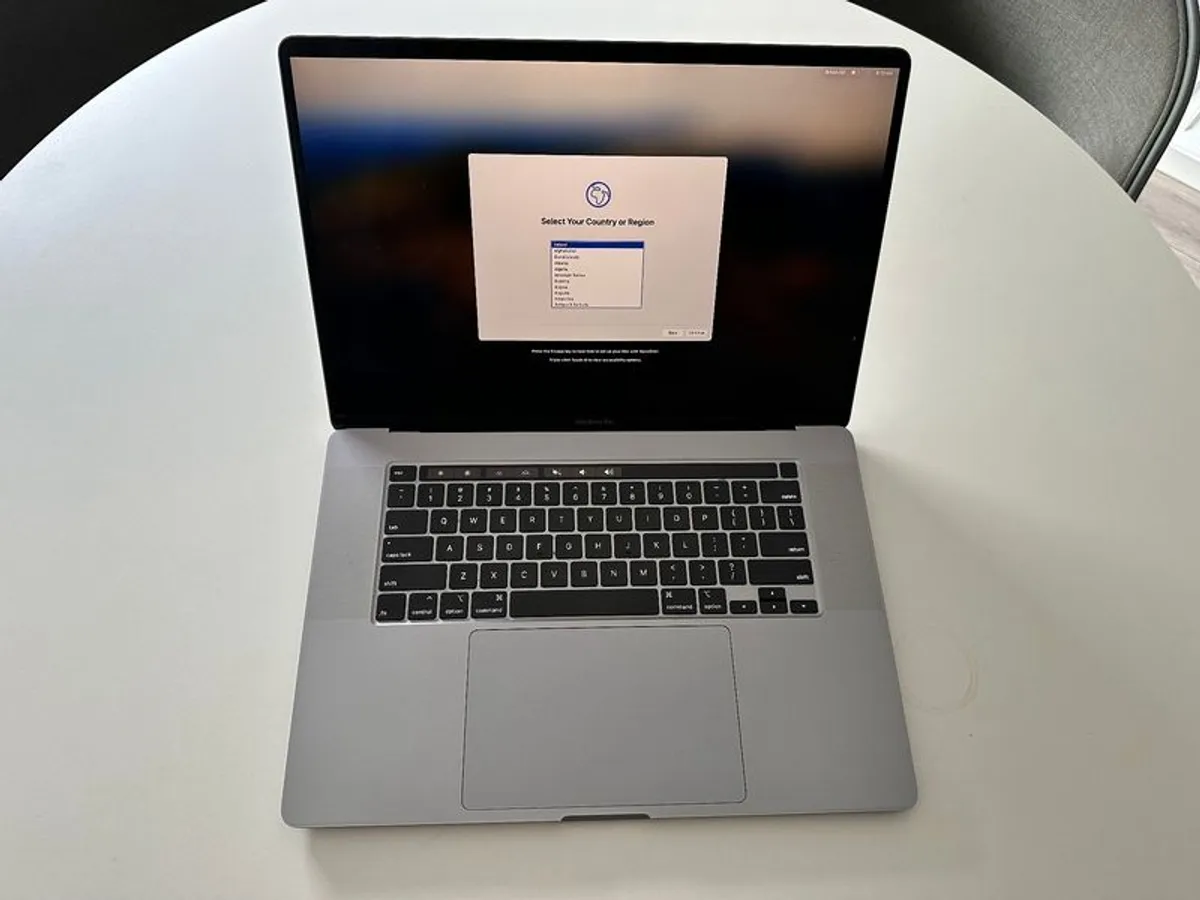Macbook Pro 2019 (16 inches) Core i7 - 2.6GHz, 16GB RAM, 512GB SSD - Image 1