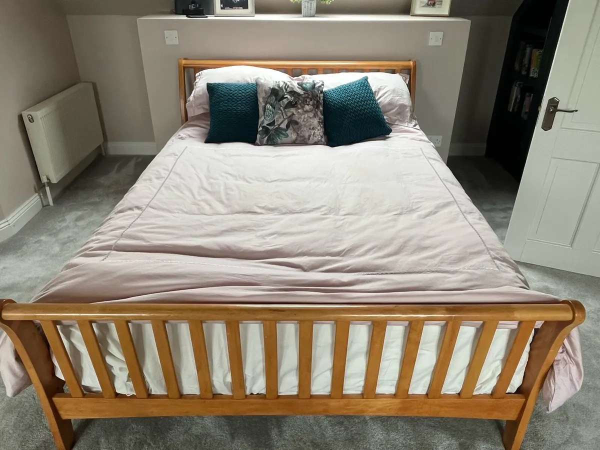 Timber frame sleigh bed - Image 1