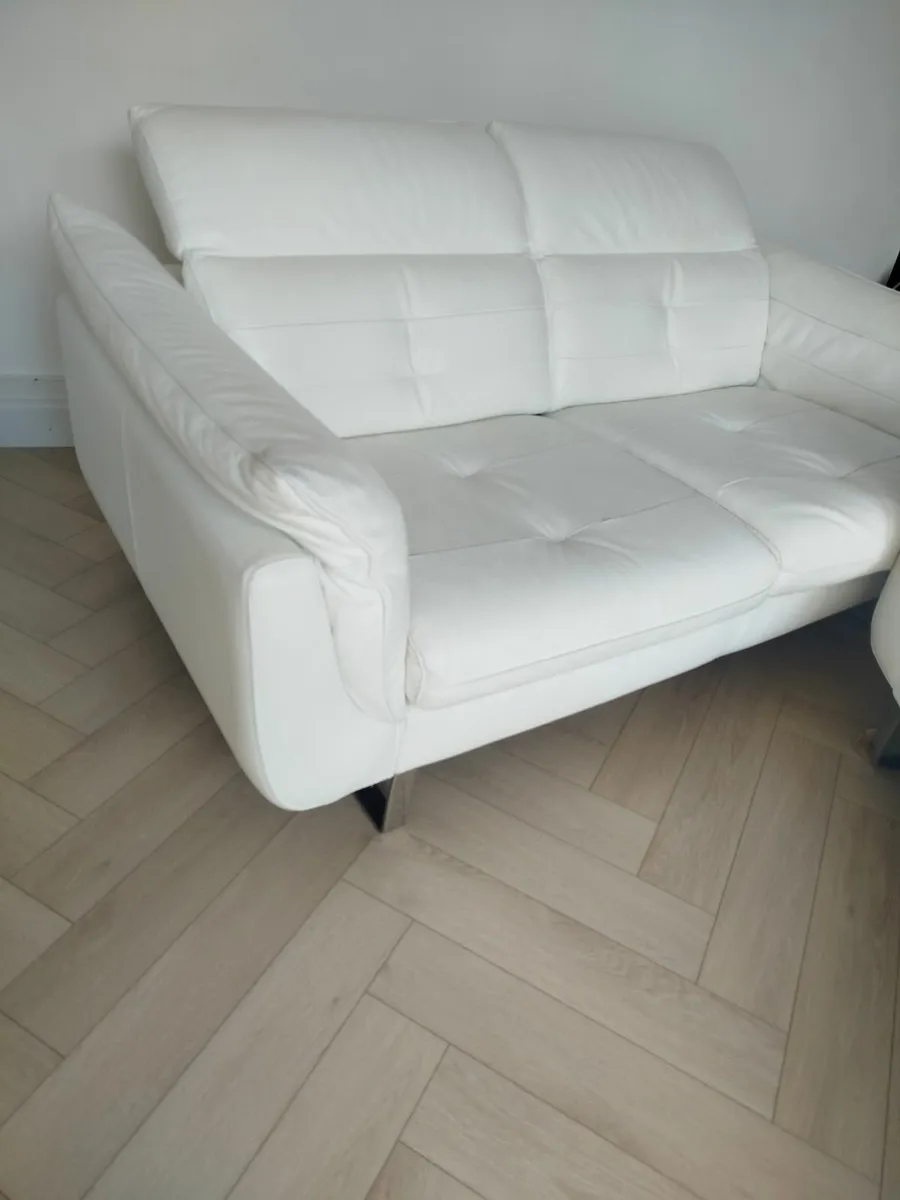 White leather 3 seater and 2 seater, immaculate - Image 1