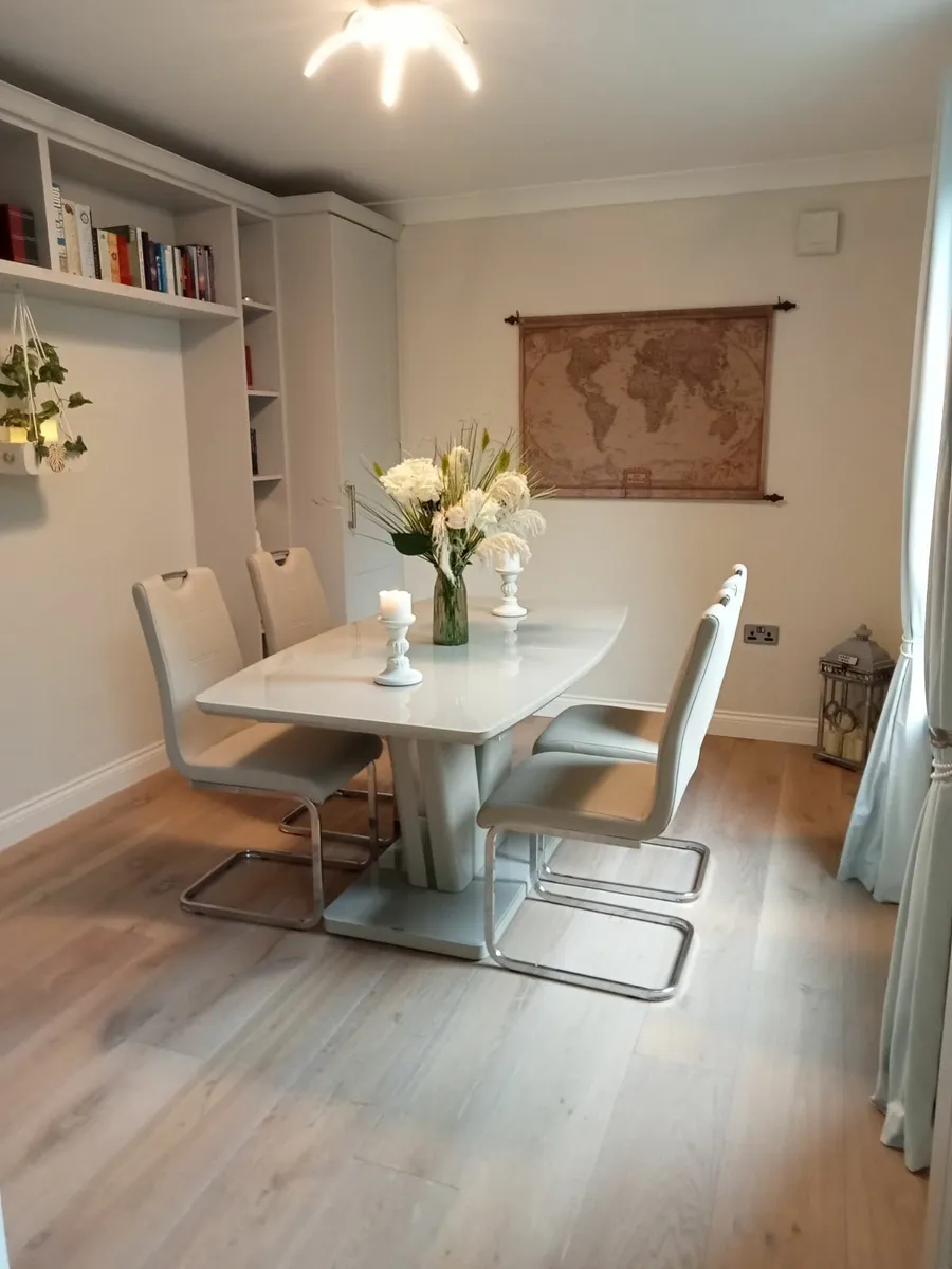 Dining table and chairs - Image 1