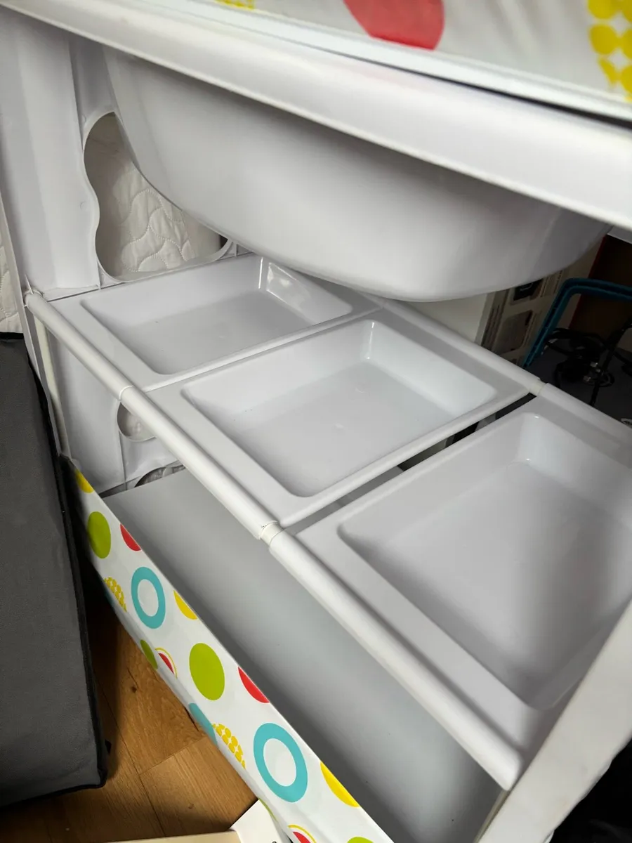Changing table and bath - Image 1