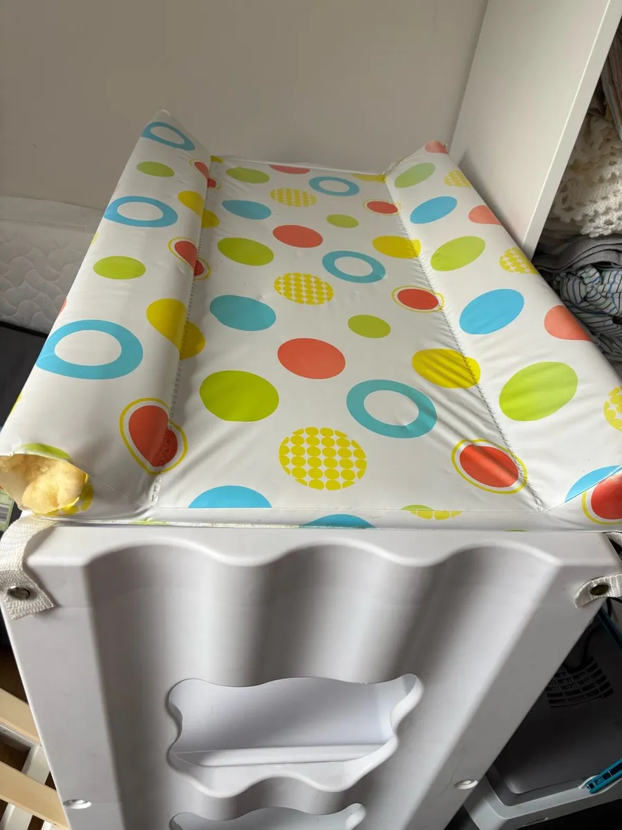 Changing table and bath - Image 2