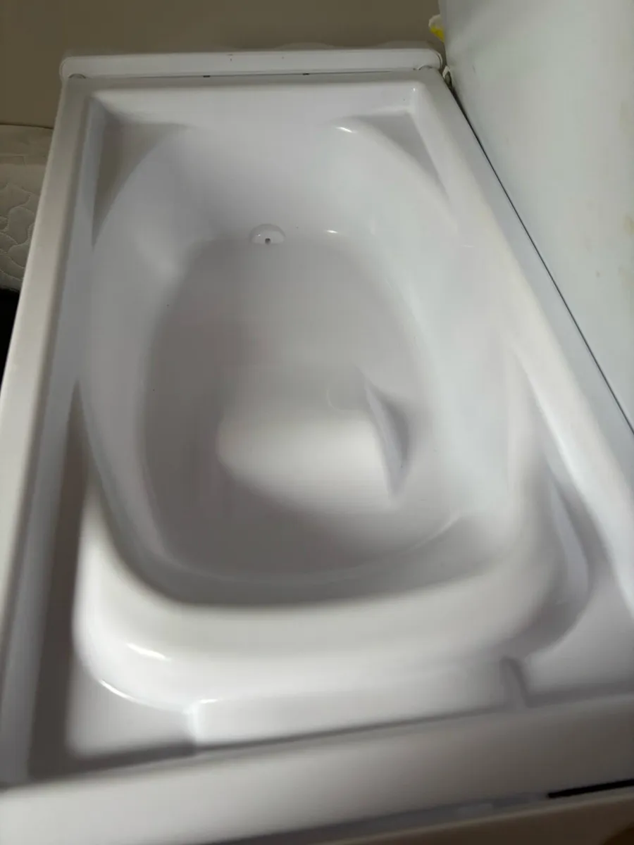 Changing table and bath - Image 4