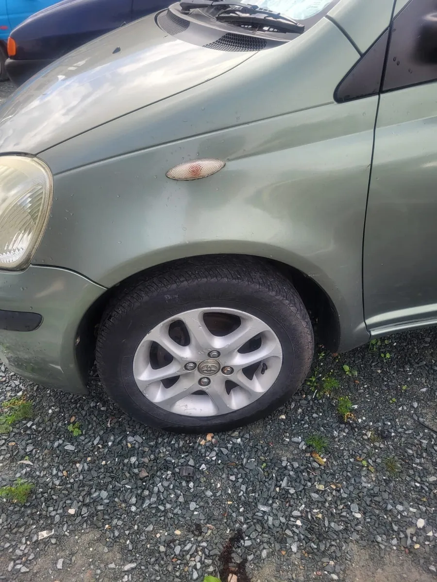 Toyota Yaris 2004 - Image 2
