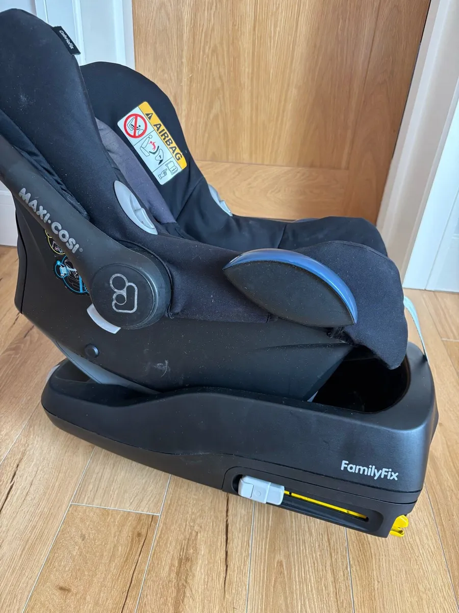 Maxi cosi car seat and base - Image 1