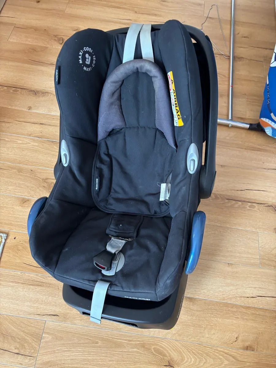 Maxi cosi car seat and base - Image 2