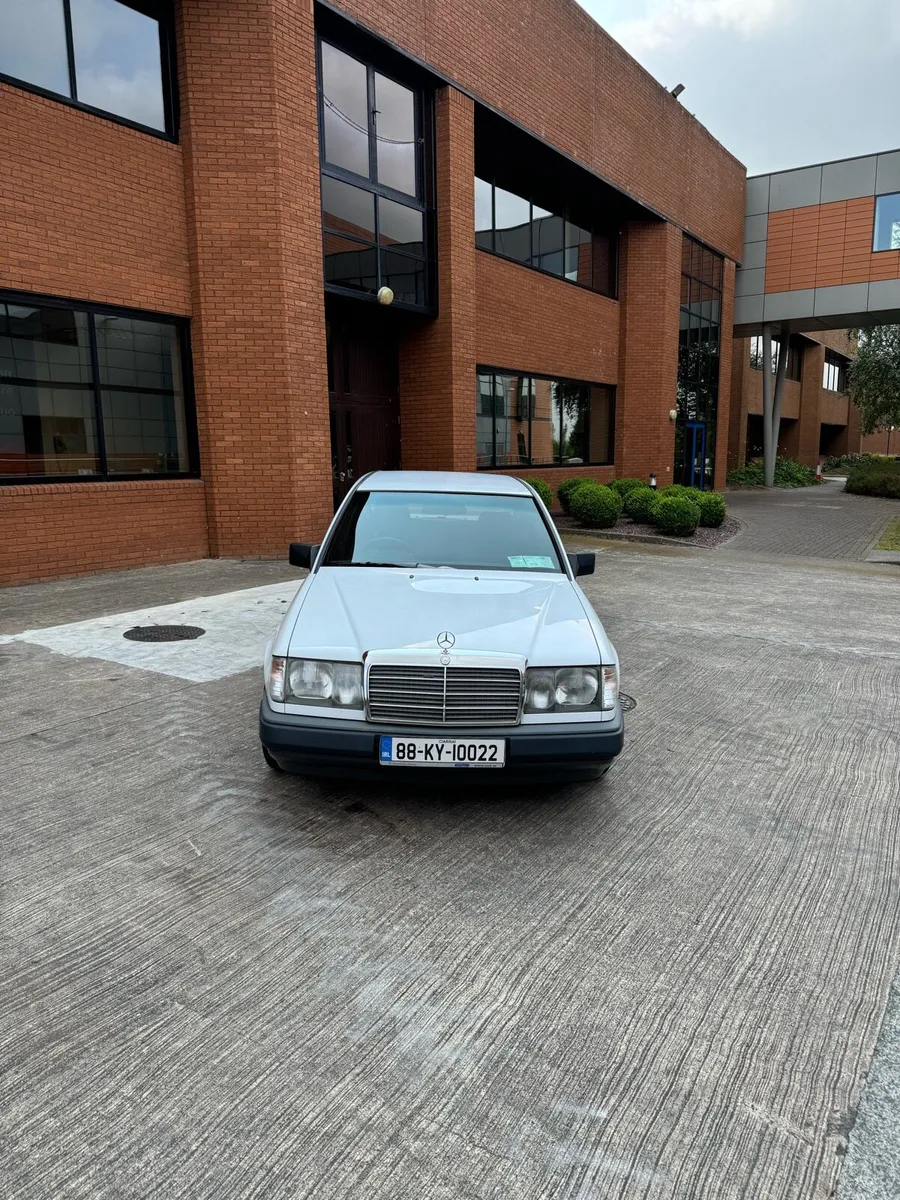 Mercedes-Benz W124 - 1988 - Image 1