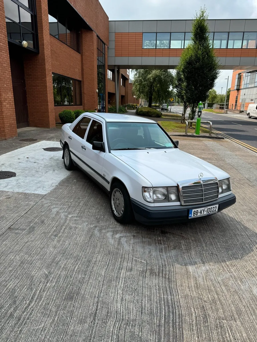 Mercedes-Benz W124 - 1988 - Image 2
