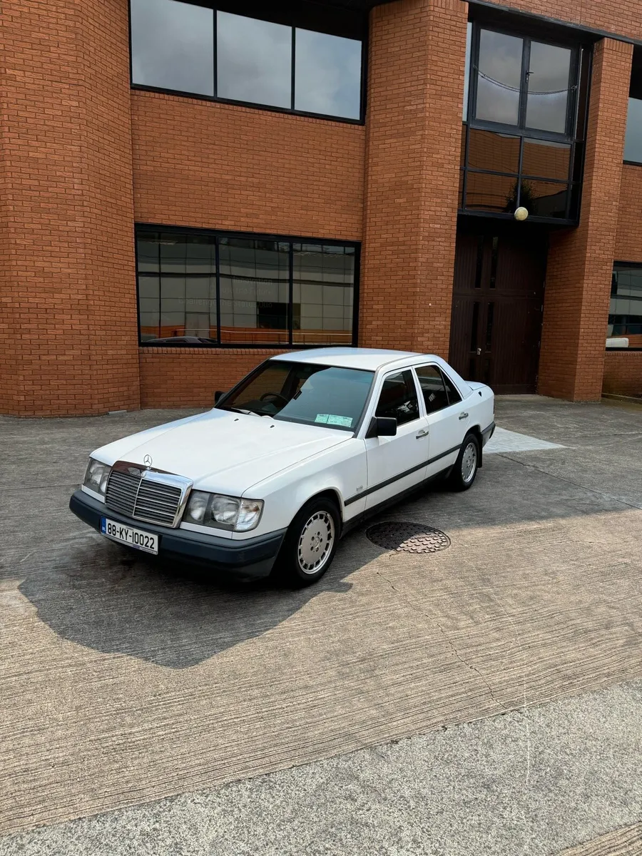 Mercedes-Benz W124 - 1988 - Image 3