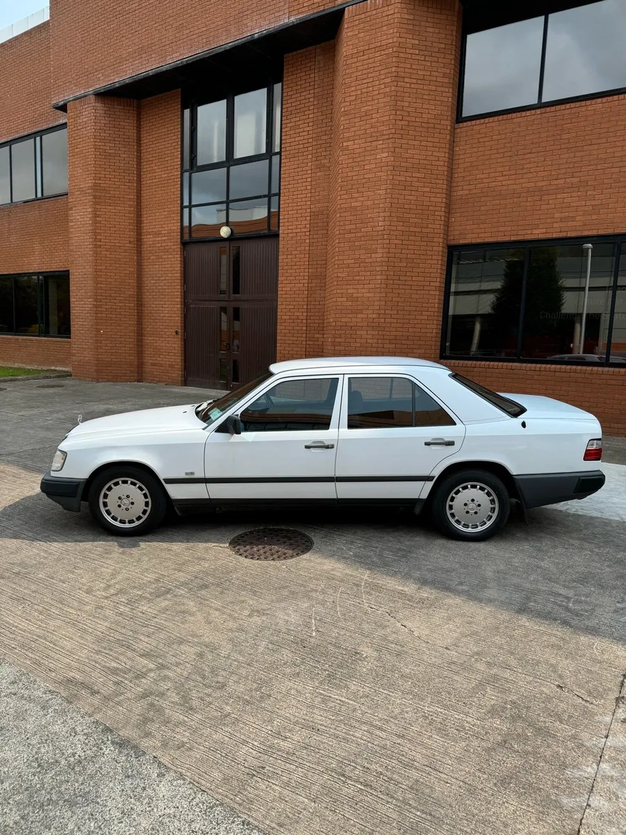 Mercedes-Benz W124 - 1988 - Image 4
