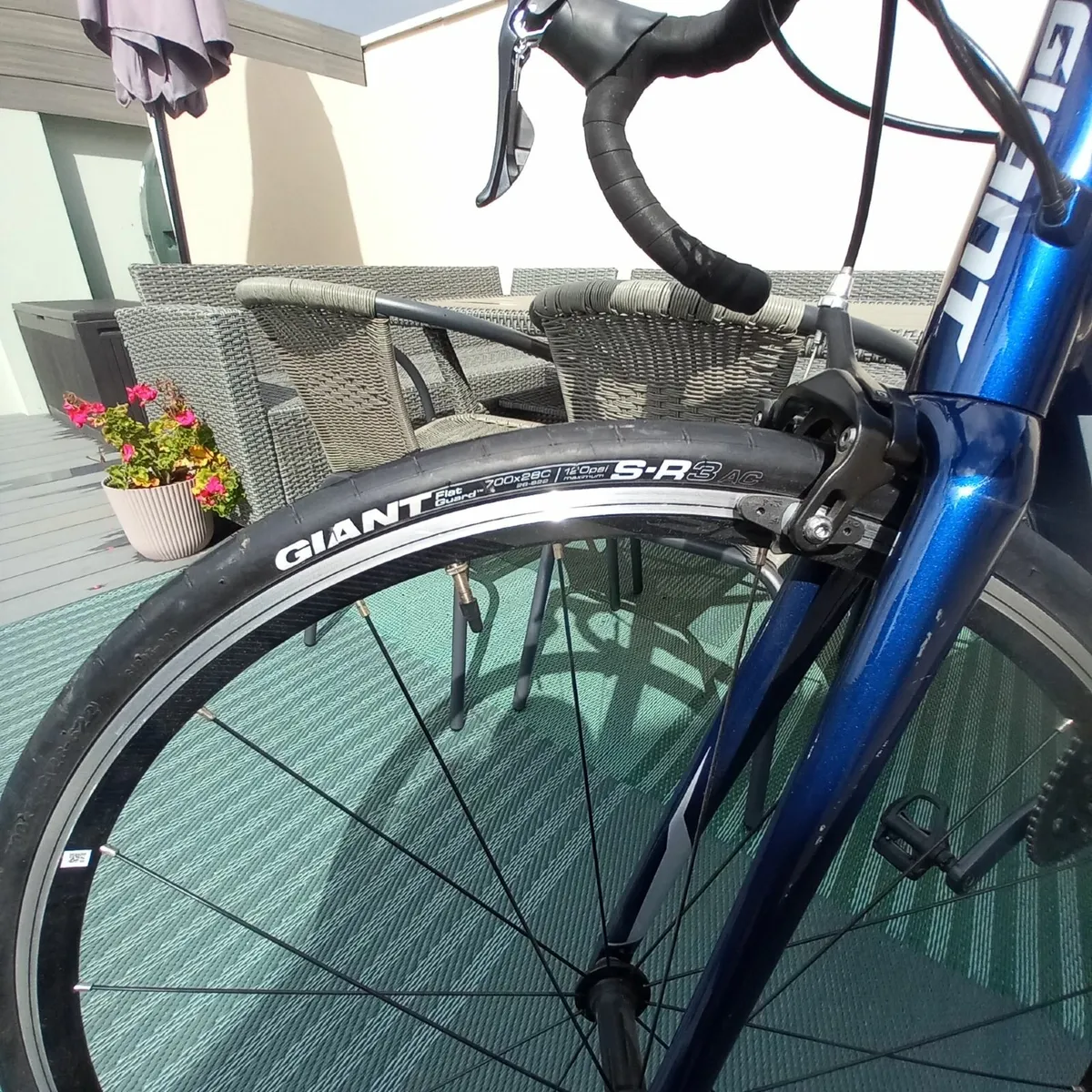 Giant Contend Road Bike - Image 1