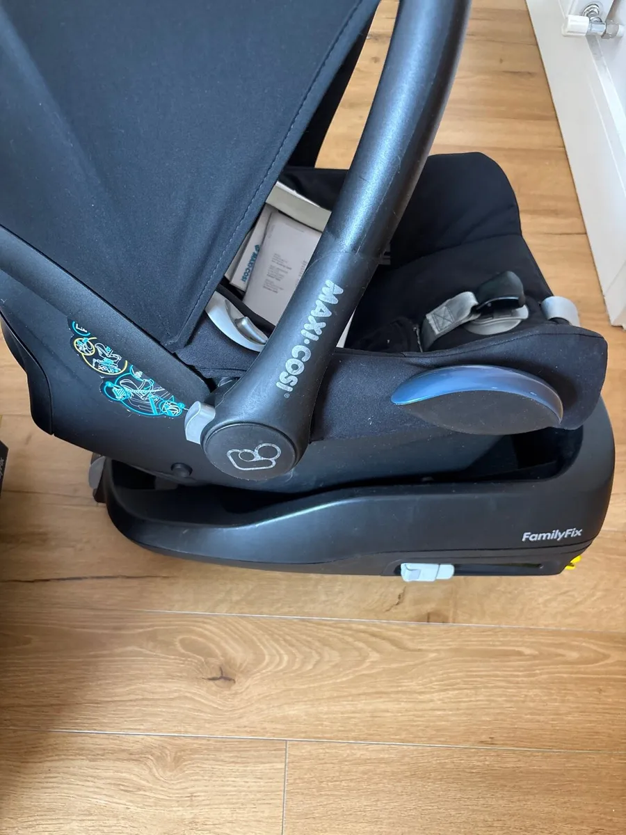 Maxi cosi car seat and base - Image 4