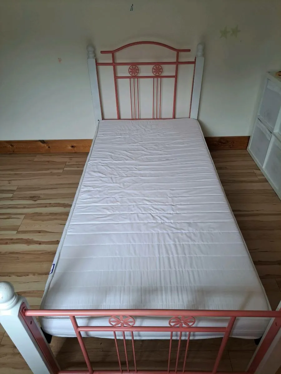 Single bed - Image 1