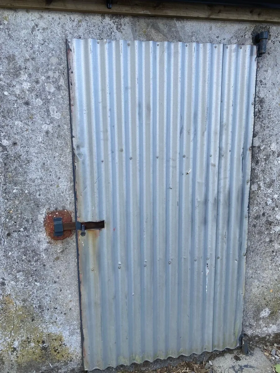 Cattle Crush and Shed Doors - Image 2