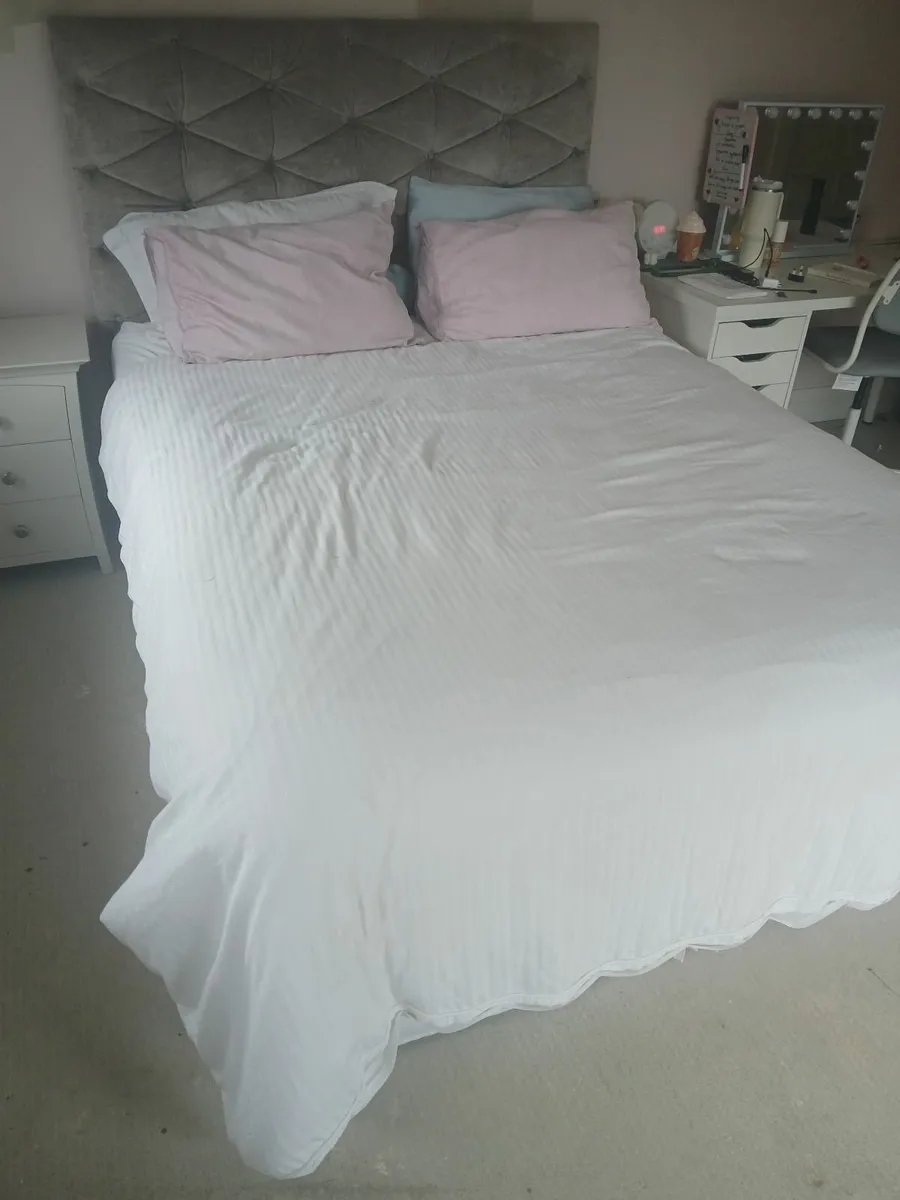 Laura Ashley Upholstered Headboard and Divan - Image 4