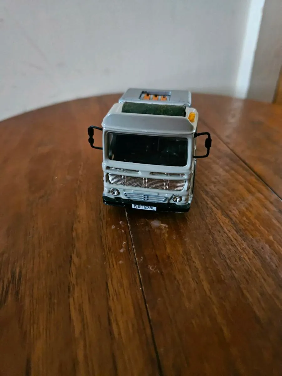 Corgi Leyland Circus Tractor Unit - Image 1