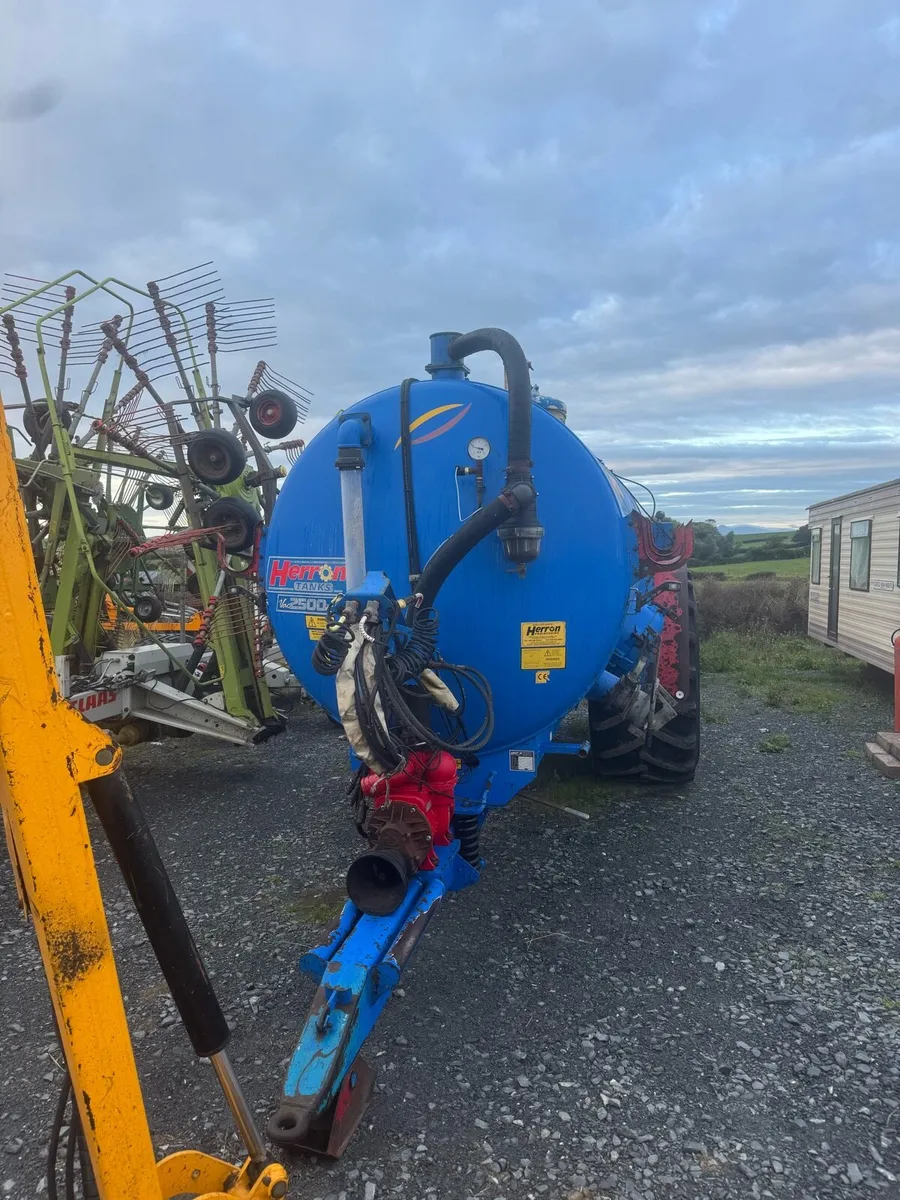 2500 Herron tanker with dribble bar - Image 3
