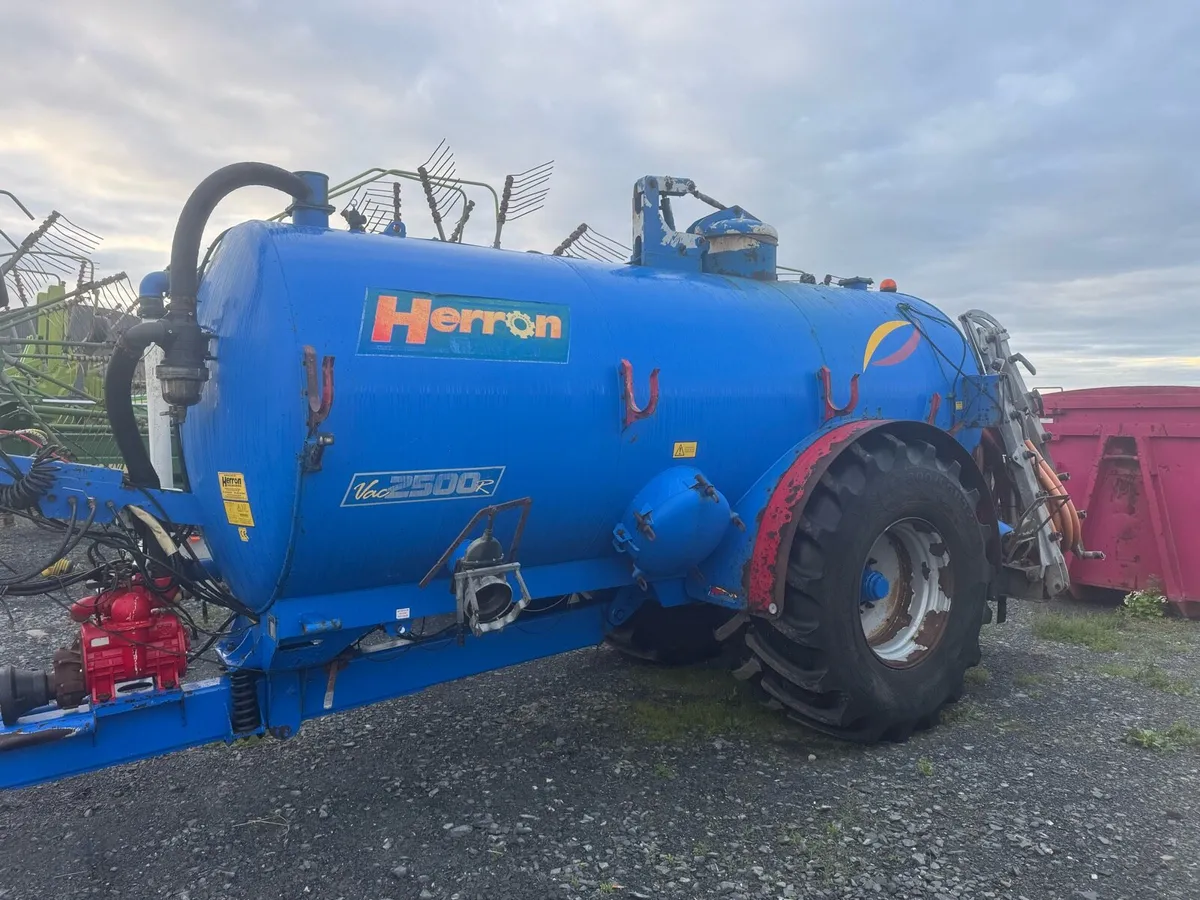 2500 Herron tanker with dribble bar - Image 1